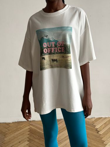 Белая оверсайз футболка Out of office