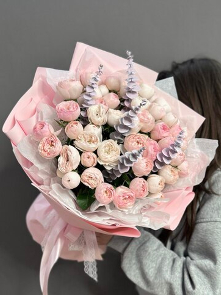 Монобукет из кустовых пионовидных роз сорта "Менсфилд Парк"