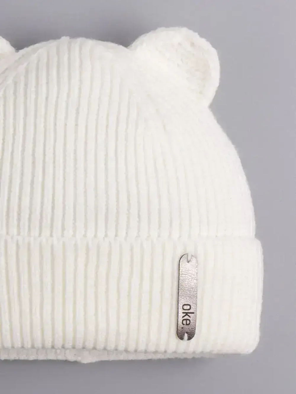 Шапка вязаная демисезонная с ушками