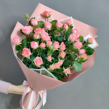 Букет из 7 кустовых пионовидных роз сорта "Madam Bombastic"