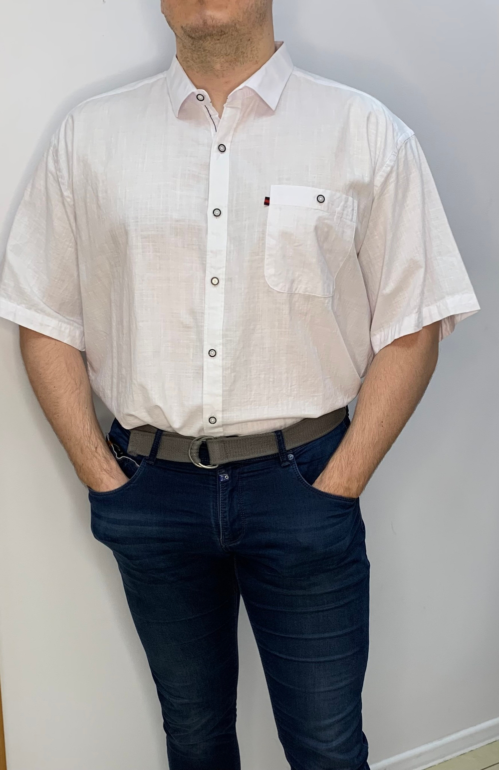 Мужская белая рубашка с одним кармашком