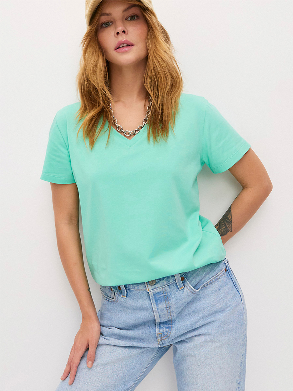 Футболка с V-вырезом