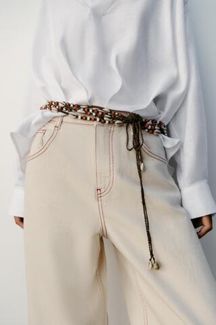ZARA РЕМЕНЬ ИЗ ШНУРКОВ С РАКОВИНАМИ И БУСИНАМИ, КОРИЧНЕВЫЙ