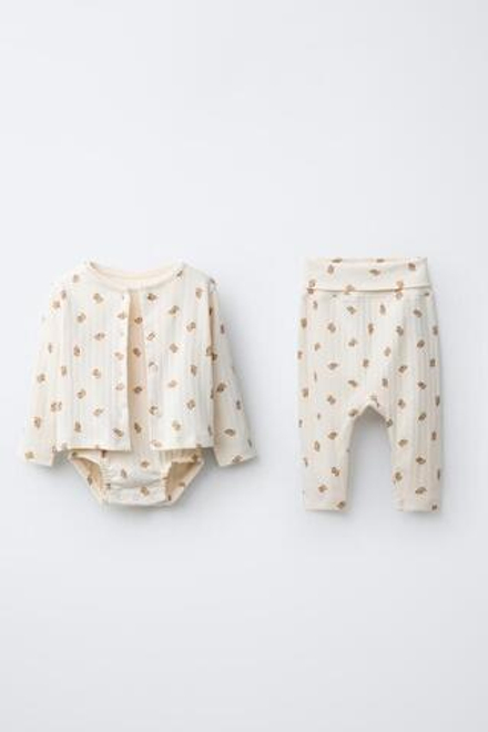 ZARA КОМПЛЕКТ ИЗ КУРТКИ, БОДИ И ЛЕГГИНСОВ С ПРИНТОМ «СОБАКИ», ЭКРЮ