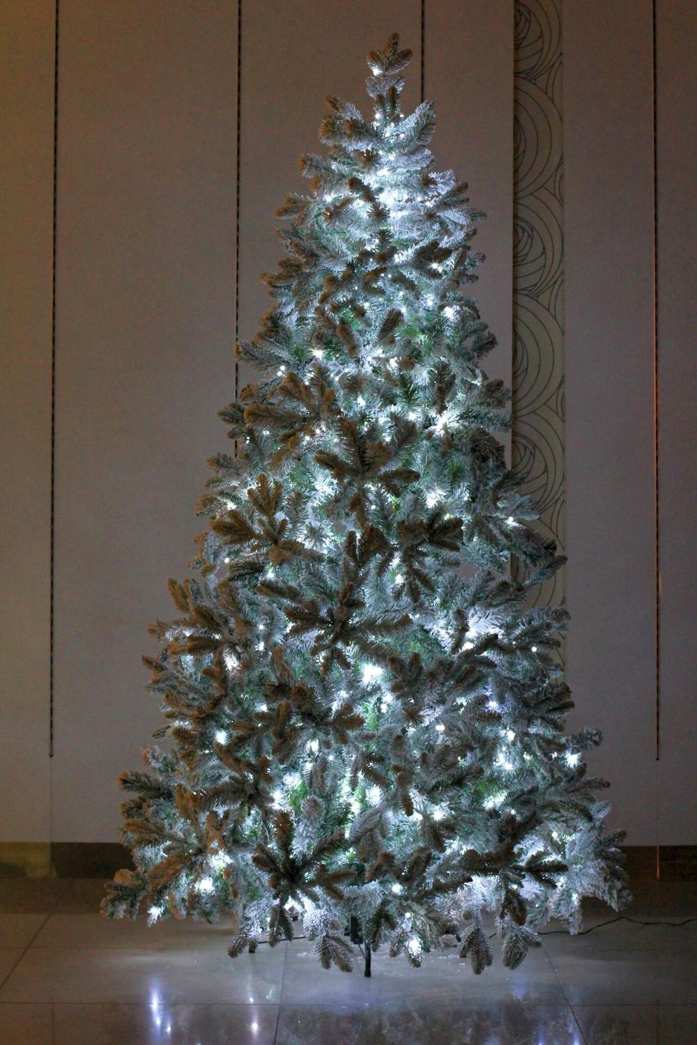 Заснеженная ель с гирляндой «Барокко» холодный свет (Литая+пвх) 150 см / 1,5 м