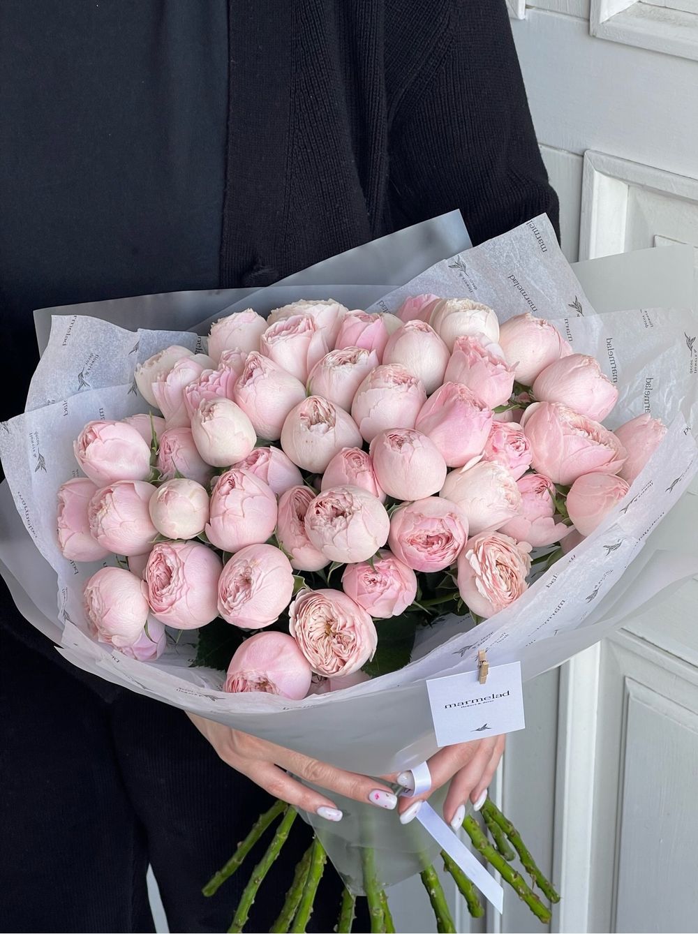 Букет из кустовой пионовидной розы в матовой пленке