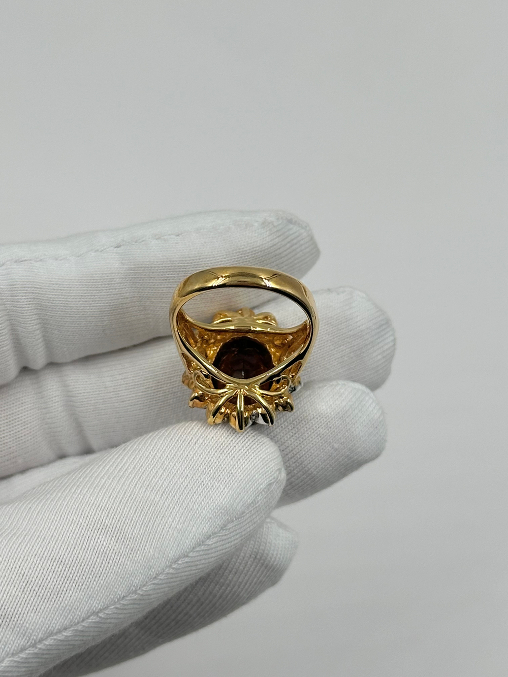 Кольцо с коричневым кристаллом