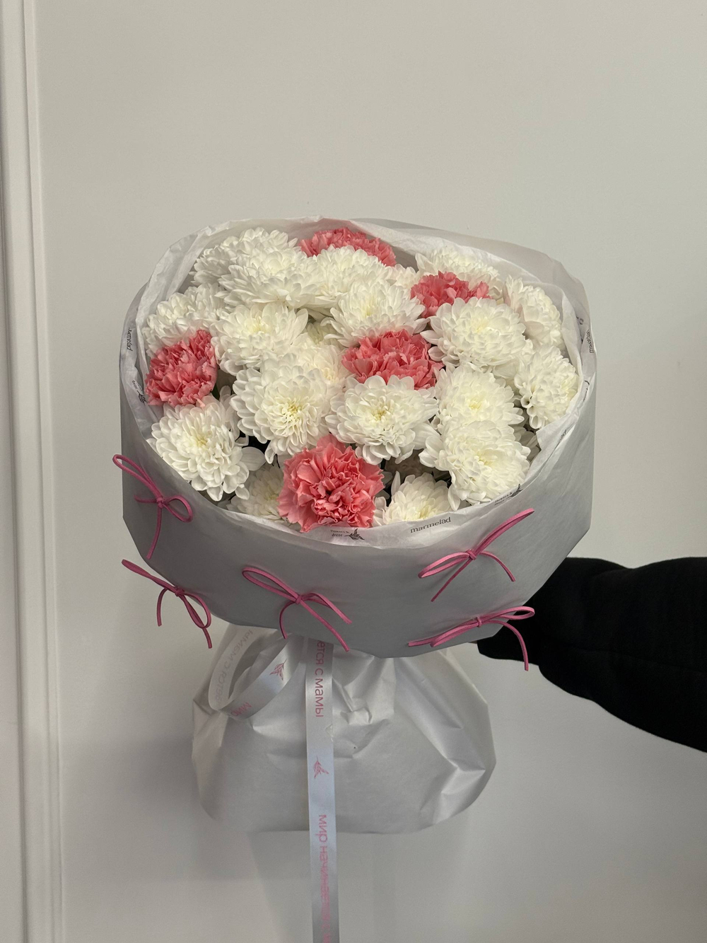 Букет из ярких диантусов и хризантемы