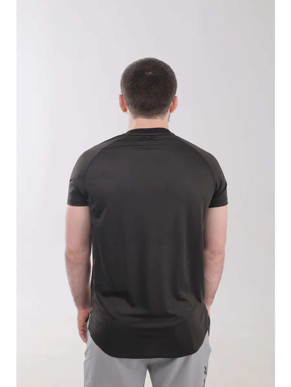 Спортивная футболка с перфорацией