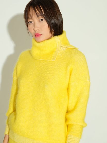 Женский свитер желтого цвета из мохера и кашемира - фото 3