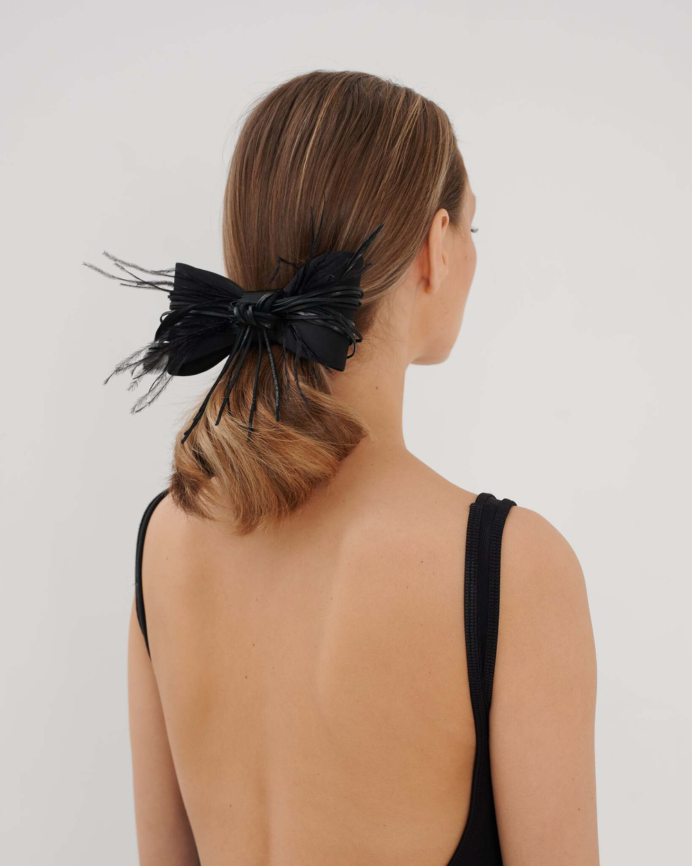 Бант-бабочка с узелком и перьями