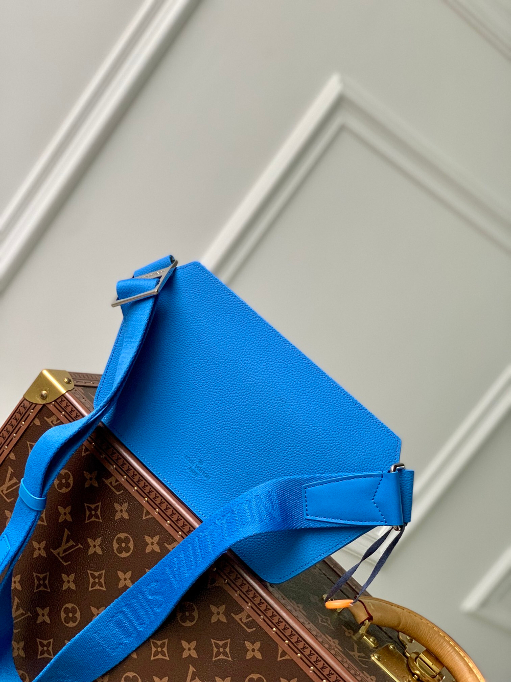 Louis Vuitton Takeoff Slingbag