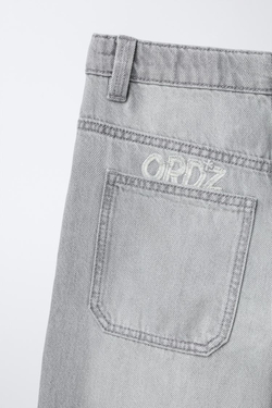 ZARA ДЖИНСЫ WIDE LEG С ВЫШИТЫМ ТЕКСТОМ, СВЕТЛО-СЕРЫЙ