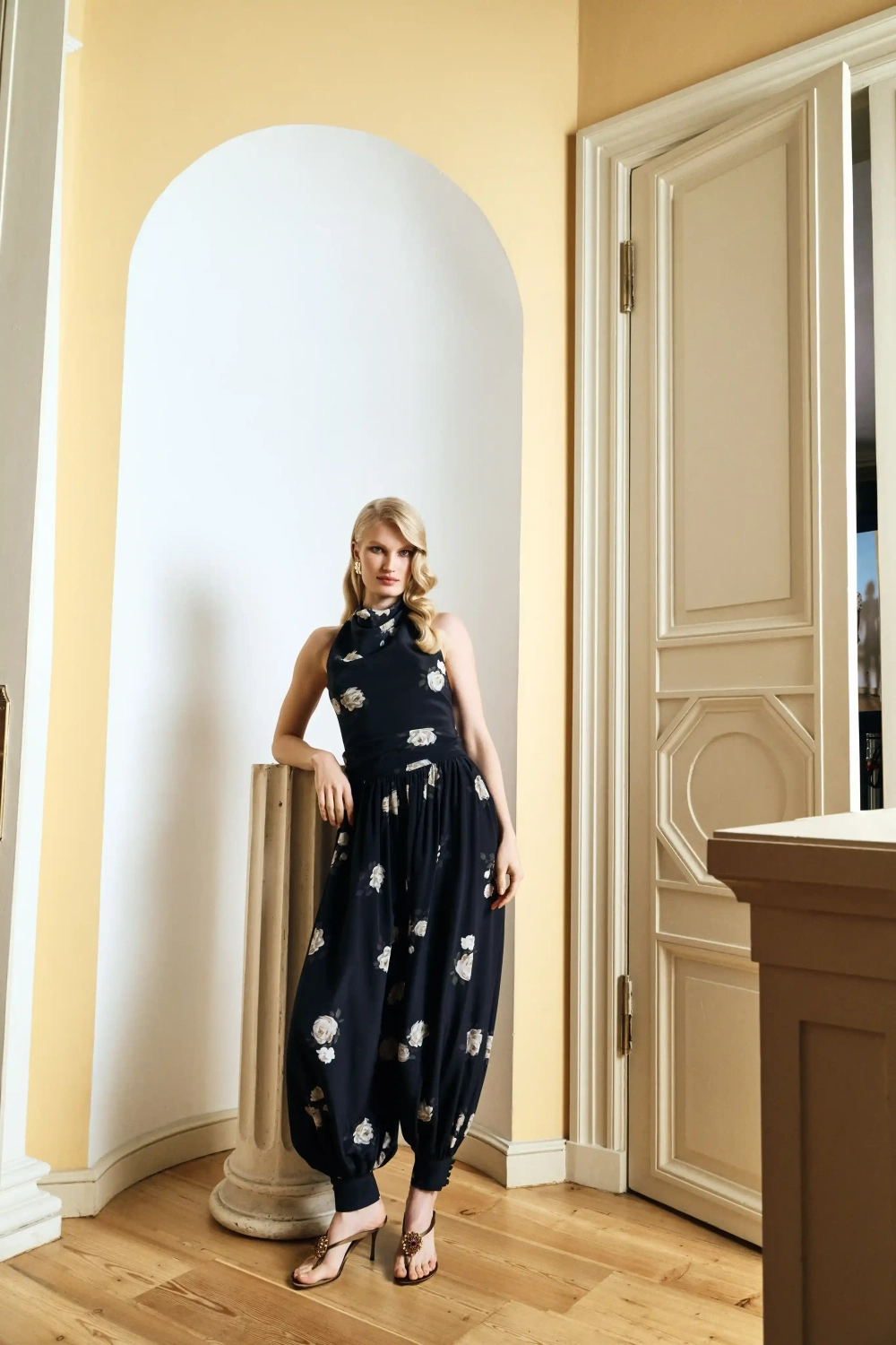 Evie, брюки-шаровары из черного крепдешина с цветочным принтом