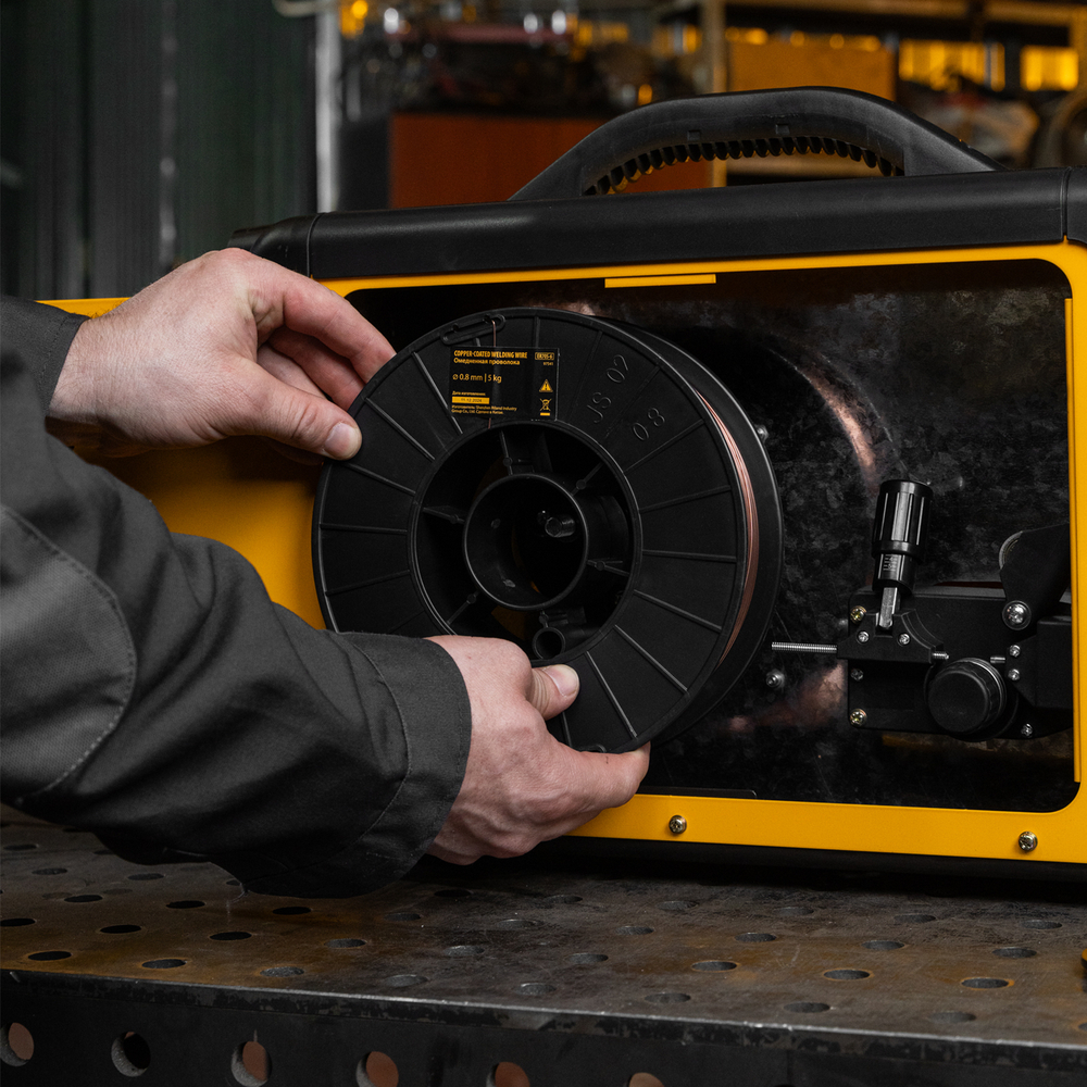 Омедненная проволока ER70S-6, диам. 0,8 мм, 5 кг, диам. катушки D200 Denzel