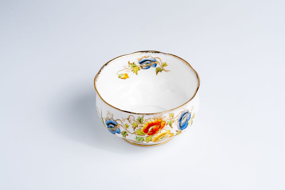 Сахарница с цветочной росписью и золотым напылением по рельефному краю