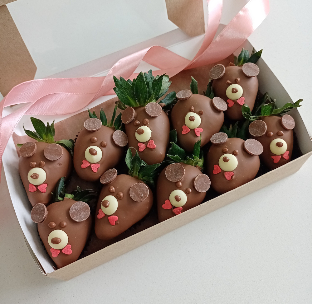 Мишки из клубники в шоколаде