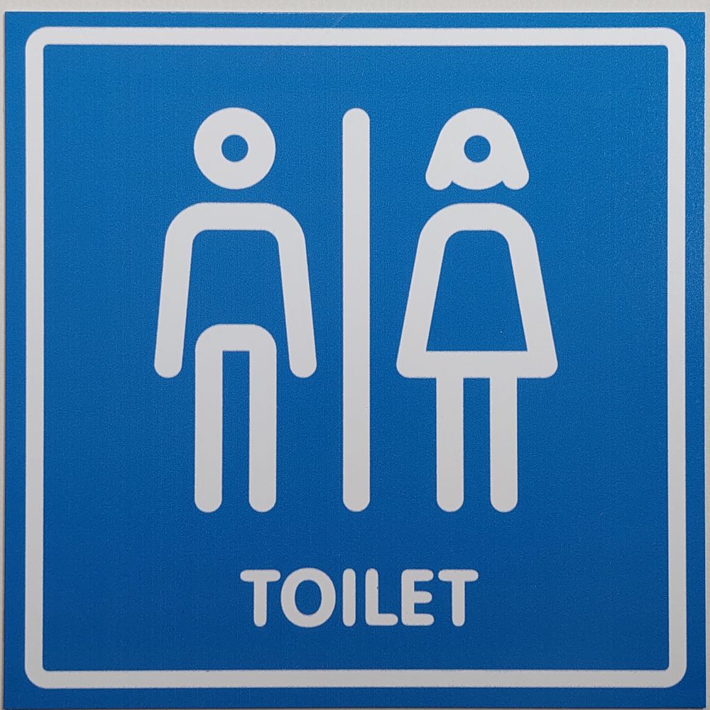 Голубая табличка с людьми и надписью туалет