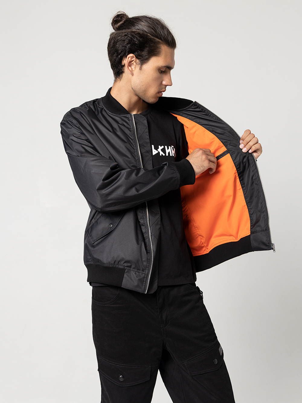 Бомбер черный мужской город горький демисезонный