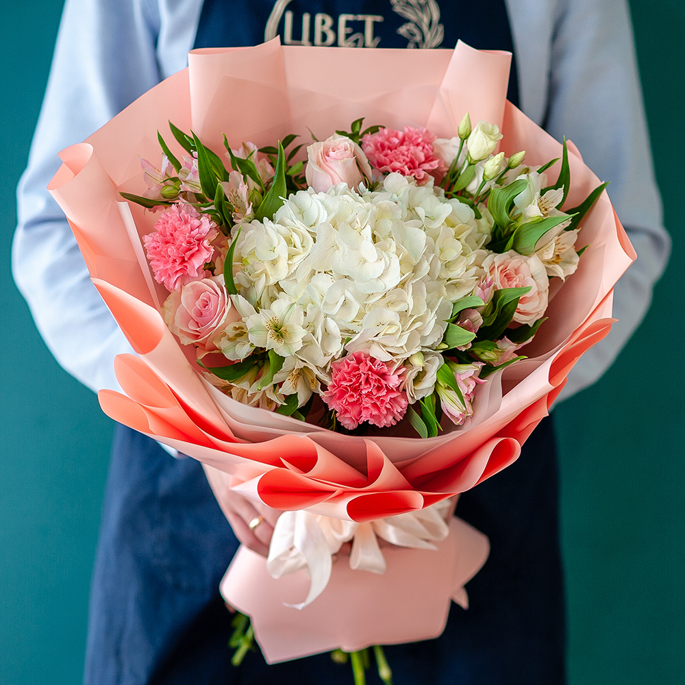 Сборный букет с белой гортензией