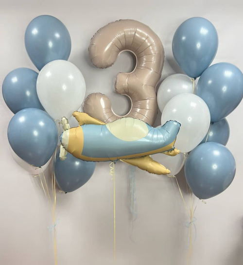 Пастельные шары с большой кремовой цифрой и самолетом