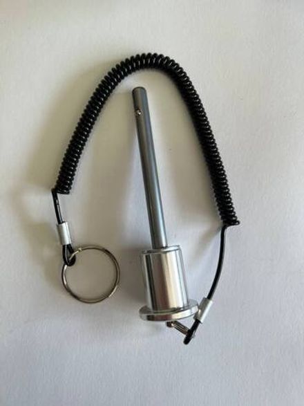 Фиксатор грузов весового стека намагниченный с ретрактором 14 см