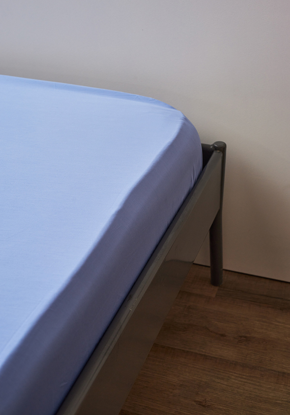 Простыня на резинке из премиального сатина сиреневого цвета из коллекции essential, 200х200х30 см