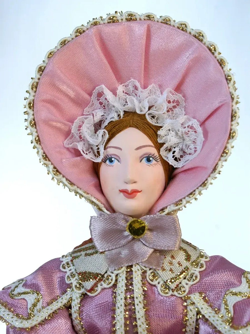 Кукла коллекционная в зимнем костюме 19 века с муфтой