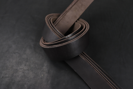 Ременная заготовка тёмный шоколад с финишной отделкой гладкая