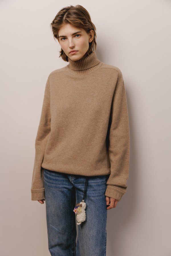 Свитер шоколадного цвета