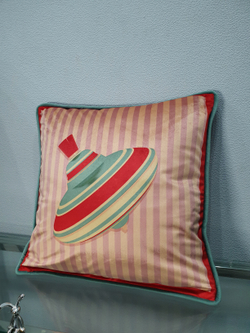 Подушка бархатная с юлой