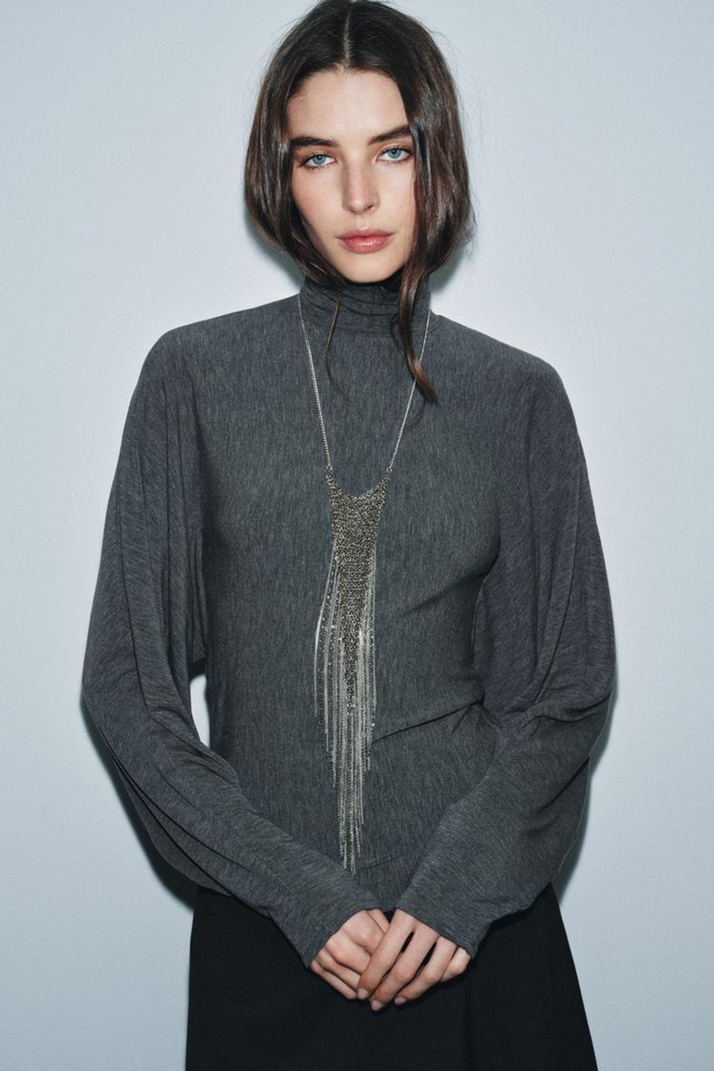 ZARA ФУТБОЛКА С ВОРОТНИКОМ-СТОЙКОЙ, СЕРЫЙ