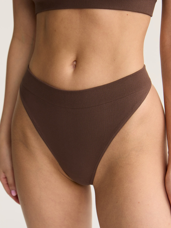 Бесшовные трусы стринги со средней посадкой