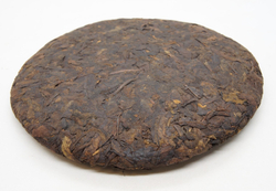 59278 Чай прессованный черный Пуэр Шу "Сэнчжун, 8-летний Аромат Зрелости", ци цзы бин 357гр