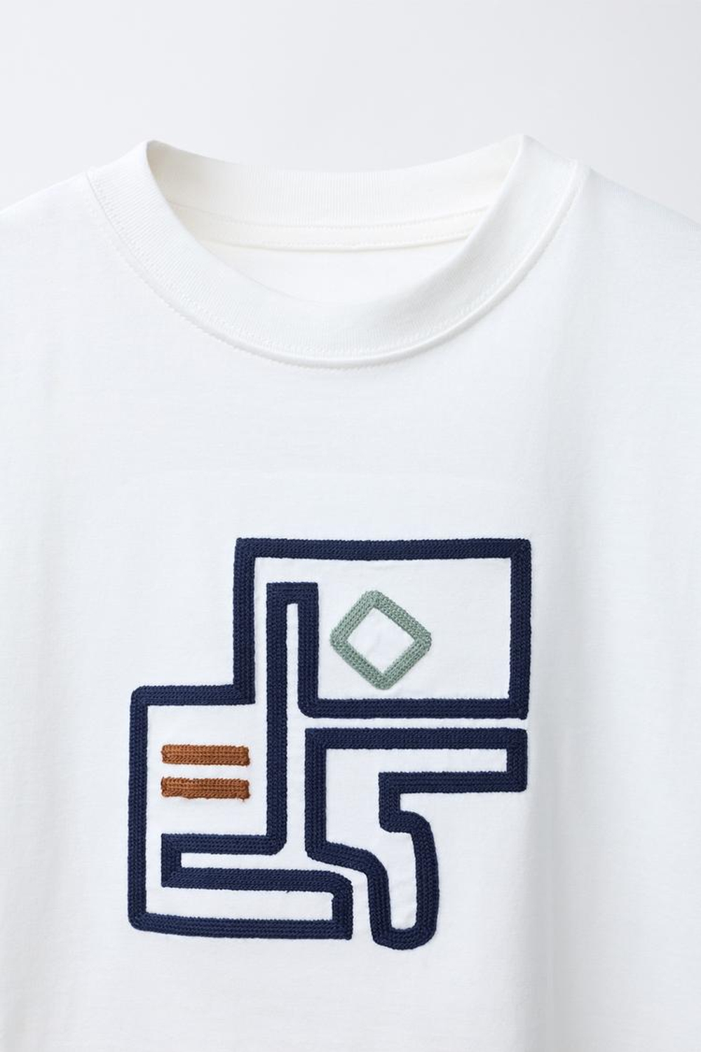 ZARA ФУТБОЛКА С ВЫШИВКОЙ, БЕЛЫЙ