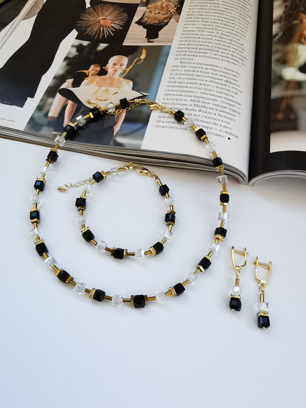 Серьги черные и прозрачные кубики, вставки и фурнитура золото. Английский замок.