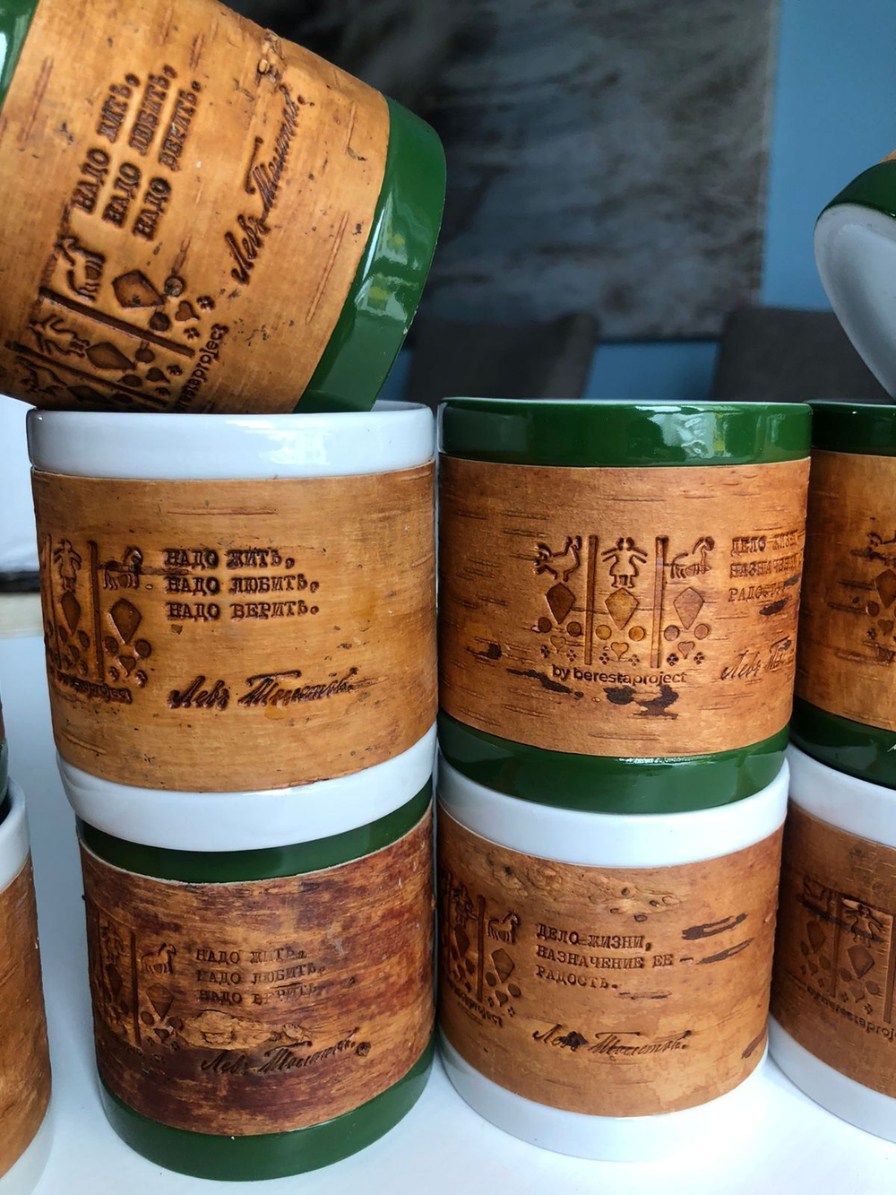 Кружка малая фарфоровая без ручки c берестой и с цитатами Толстого. Tolstoy forever.