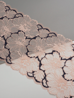 Эластичное кружево пудровое с темно-синим ширина 17,5 см