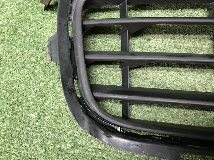 Решетка переднего бампера VW Touareg 2 NF (14-18)