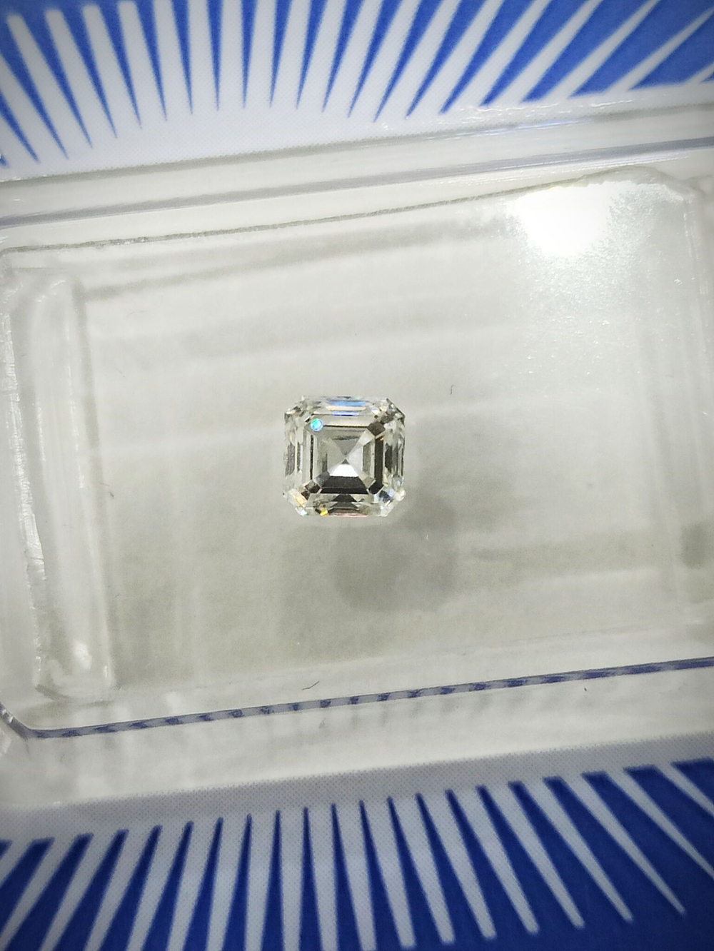 Бриллиант природный огранки Ашер 0,52 карата, чистота 6, бесцветный, сертификаты