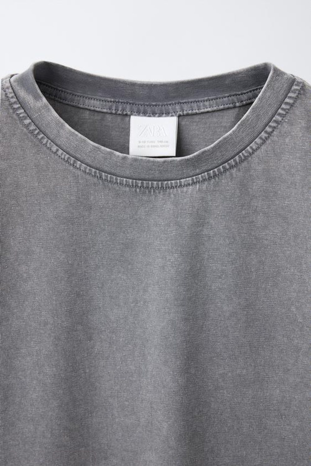 ZARA ФУТБОЛКА ИЗ ТКАНИ С ЭФФЕКТОМ ПОТЕРТОСТИ, АНТРАЦИТОВО-СЕРЫЙ