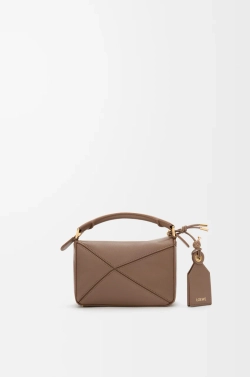 Loewe Мини-сумка Puzzle Featherlight из овечьей кожи наппа, серо-коричневый