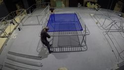 После сборки металлических частей, на получившуюся таким образом раму батутной арены зацепляются пружины спортивного уровня