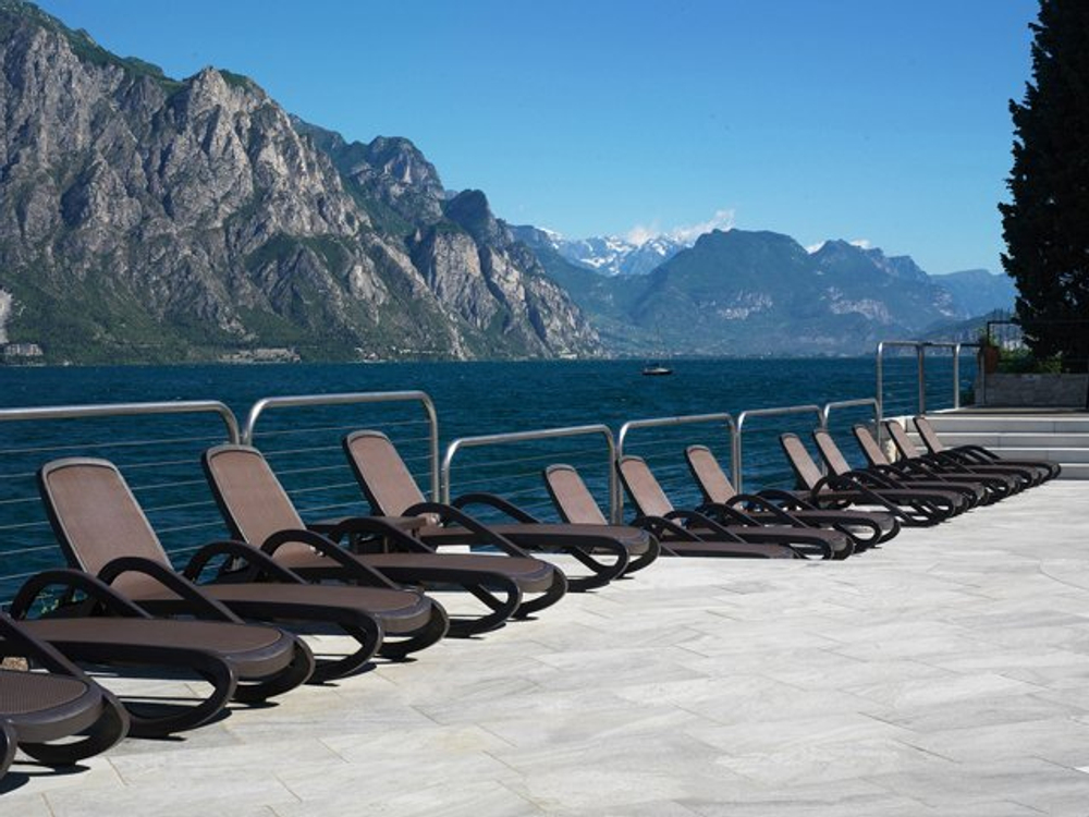 Шезлонг-лежак пластиковый Nardi Alfa, кофе