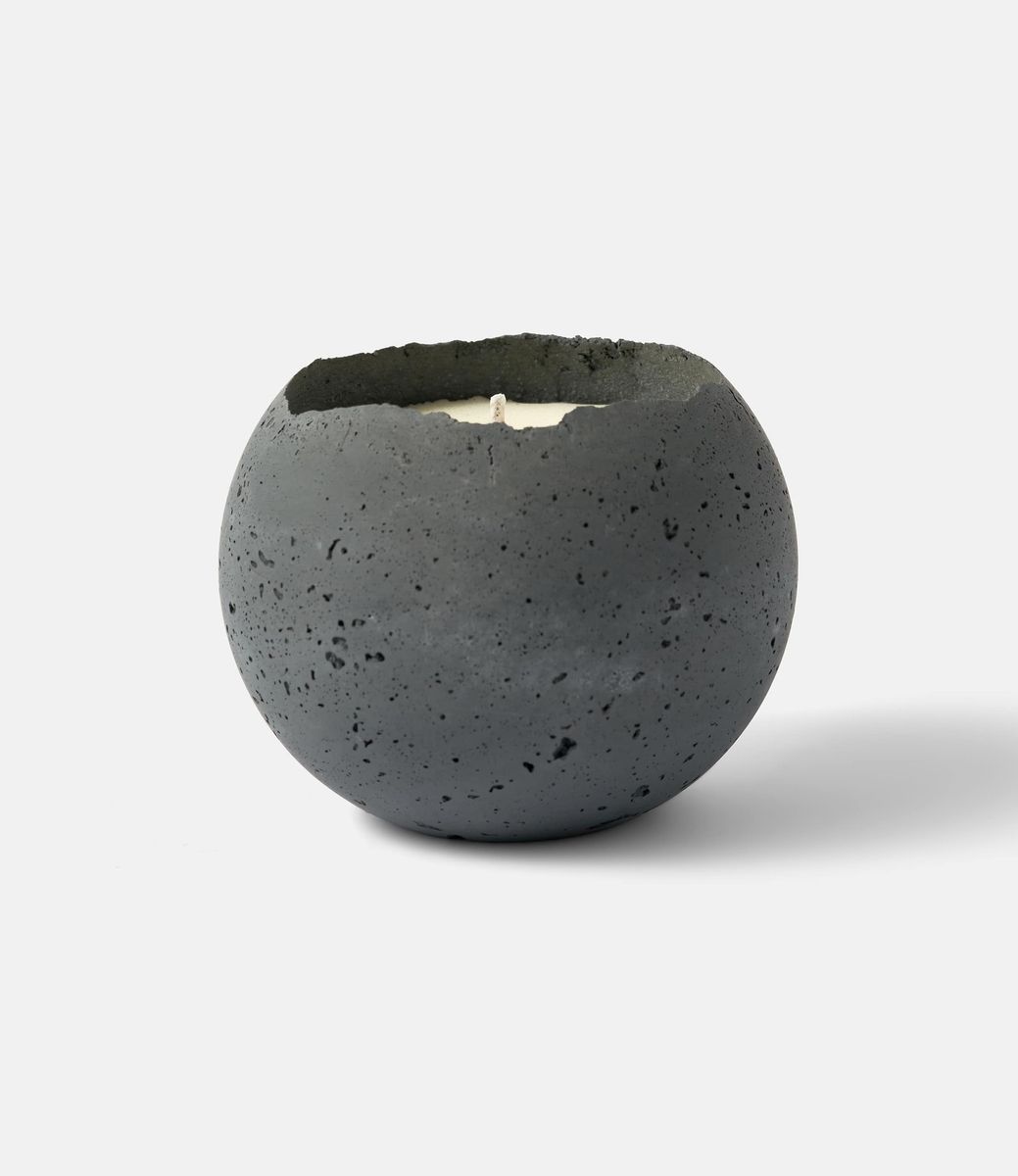 Konzuk Orbis Concrete Candle Charcoal — бетонная свеча