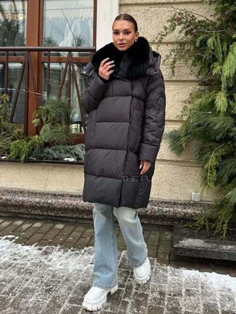 Удлиненный пуховик с черным меховым воротником и капюшоном