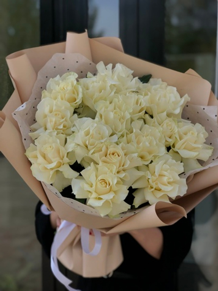 Большой букет белых ажурных роз