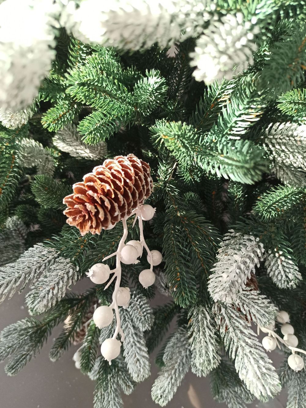 Заснеженная ель с шишками «Амелия» (литая хвоя) 150 см / 1.5 м