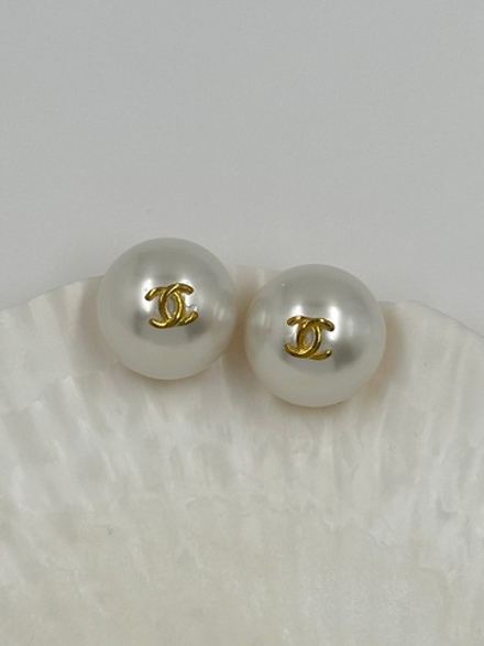 «Жемчужные» клипсы Chanel с лого