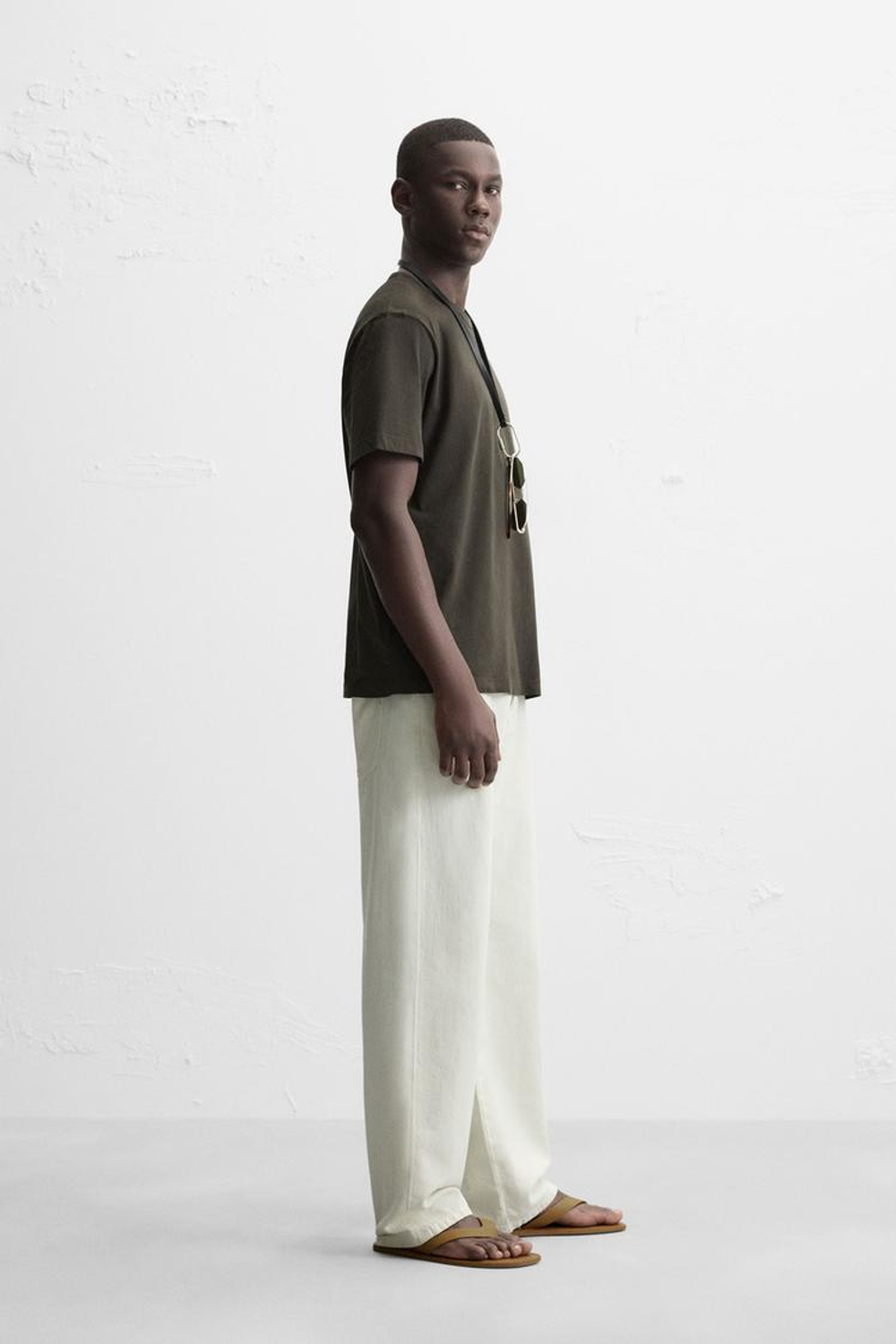 ZARA БАЗОВАЯ ФУТБОЛКА LIGHTWEIGHT, ТЕМНО-КОРИЧНЕВЫЙ